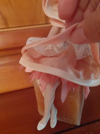 Bailarina de porcelana con vestido de encaje