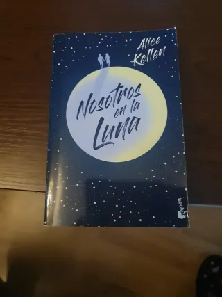 Nosotros en la luna: El libro más vendido del a...