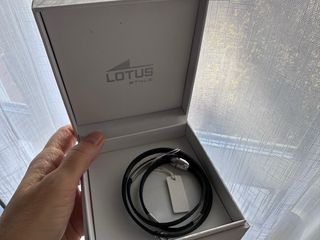 Pulsera Lotus Cuero Negra y Plata. Para mujer.