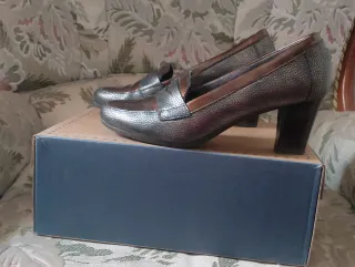 Zapatos tacón grises y marrones