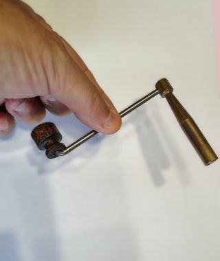 Chiave a manovella antica in bronzo per orologio