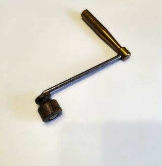 Chiave a manovella antica in bronzo per orologio