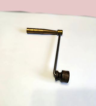 Chiave a manovella antica in bronzo per orologio