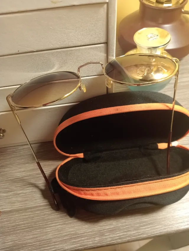 Gafas de Sol  Redondas Marrones y Doradas.