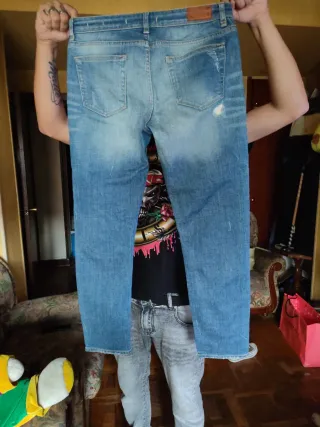 Pantalón vaquero desgastado
