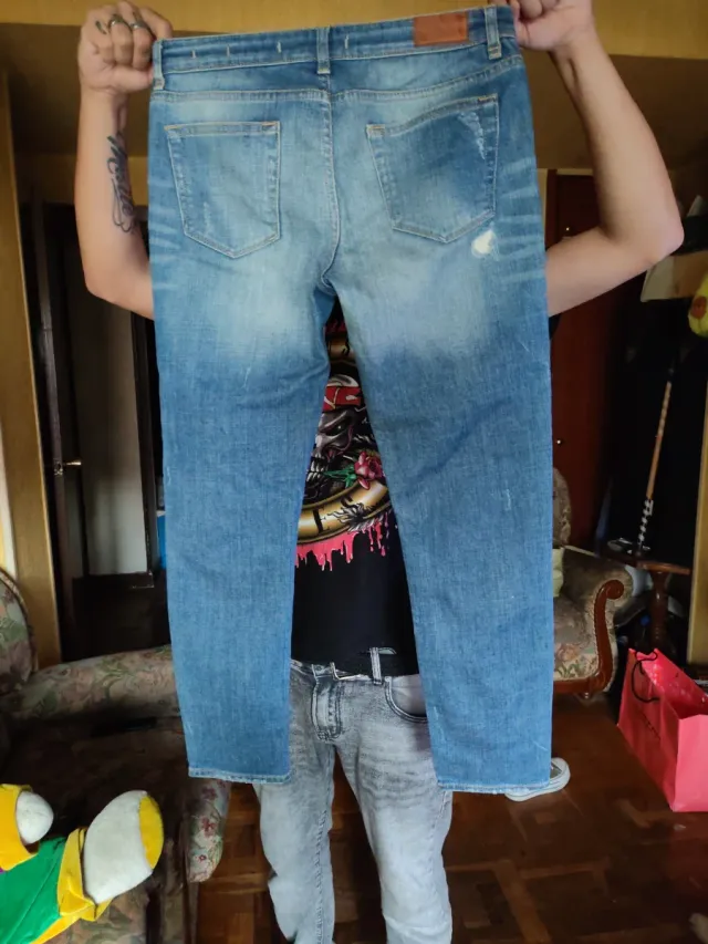 Pantalón vaquero desgastado