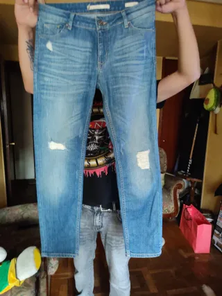 Pantalón vaquero desgastado
