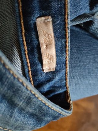 Pantalón vaquero desgastado