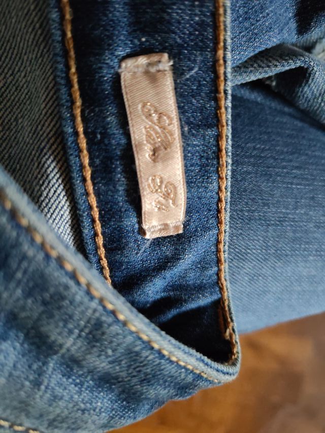 Pantalón vaquero desgastado