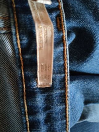 Pantalón vaquero desgastado