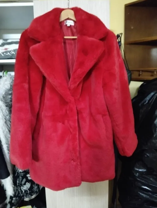 Abrigo pelo suave rojo