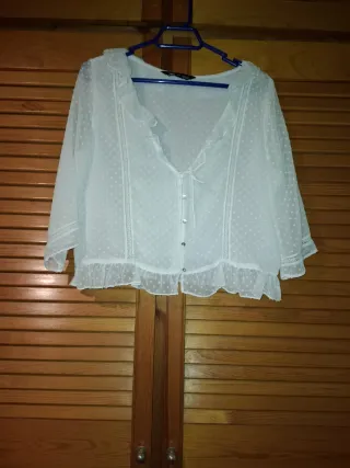 Blusa blanca con volantes y lunares