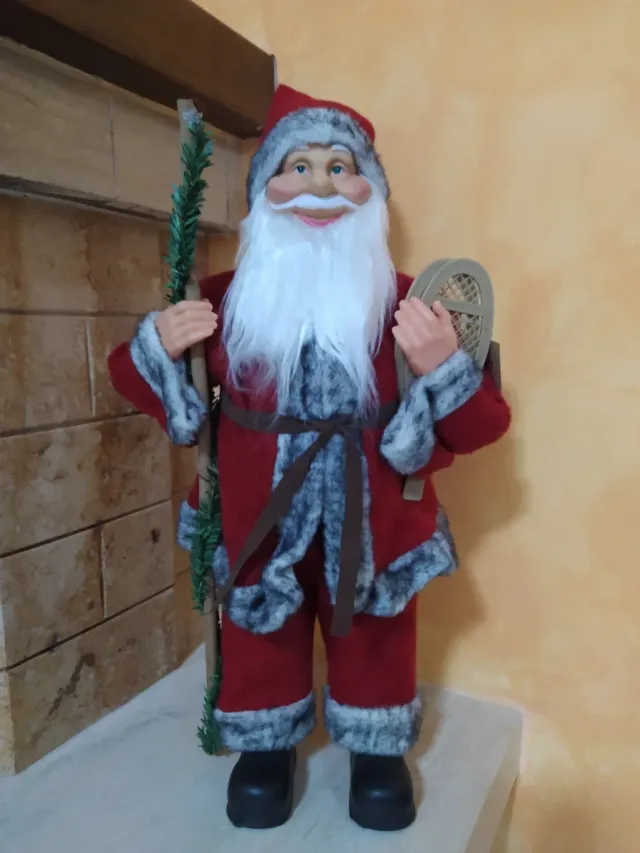 Babbo Natale con bastone e racchette