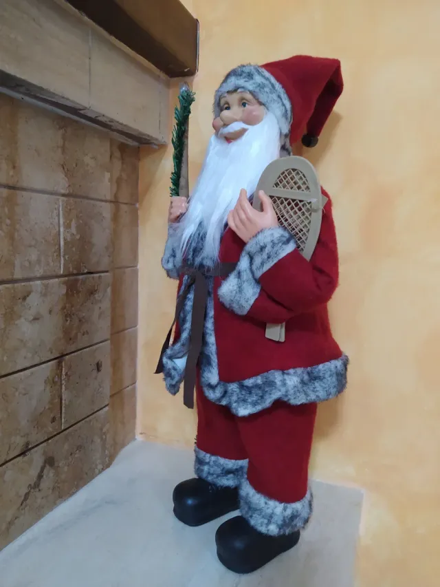 Babbo Natale con bastone e racchette