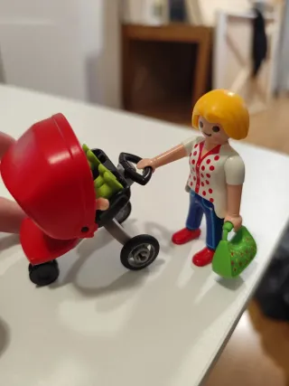 Madre con gemelos y carrito