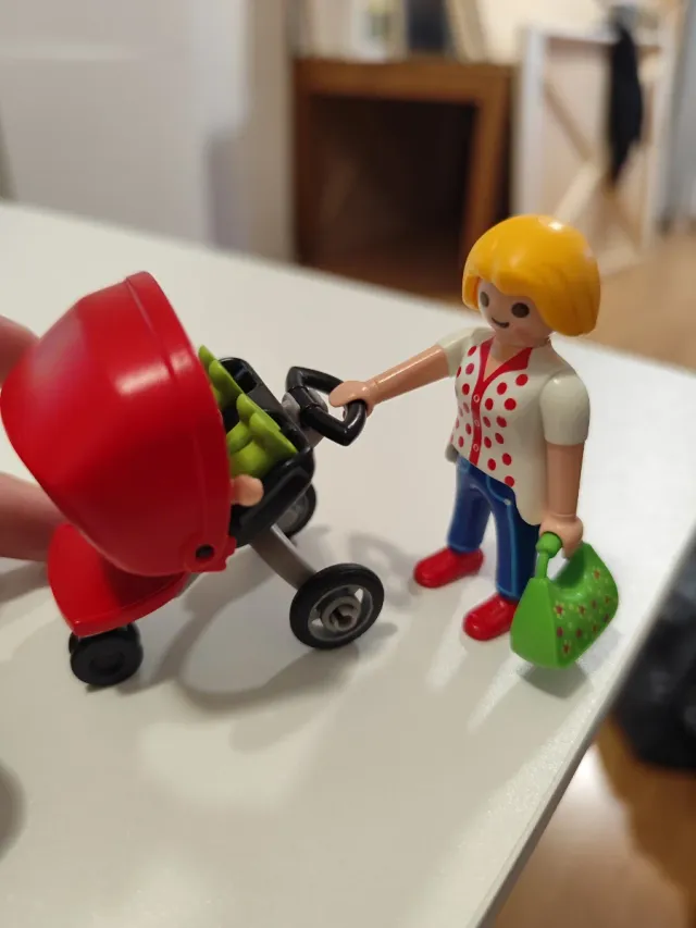 Madre con gemelos y carrito