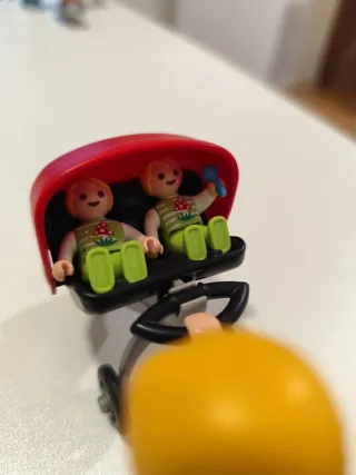 Madre con gemelos y carrito