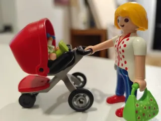 Madre con gemelos y carrito