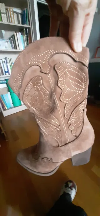 Botas camperas marrones con bordados