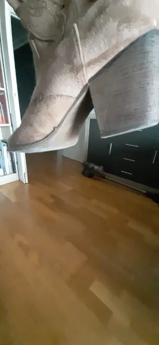 Botas camperas marrones con bordados