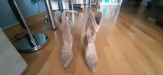 Botas camperas marrones con bordados