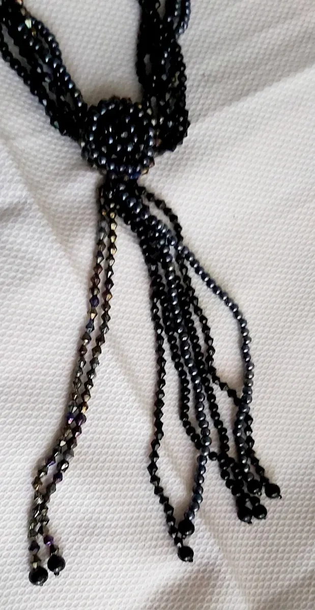 Collar de cuentas negro con colgante