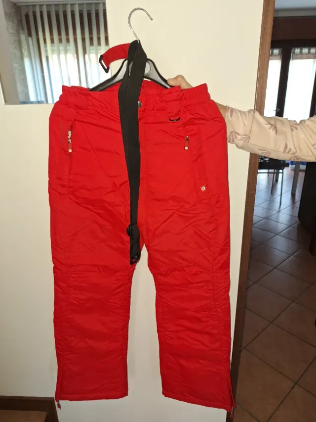 Pantaloni da sci rossi con bretelle 
