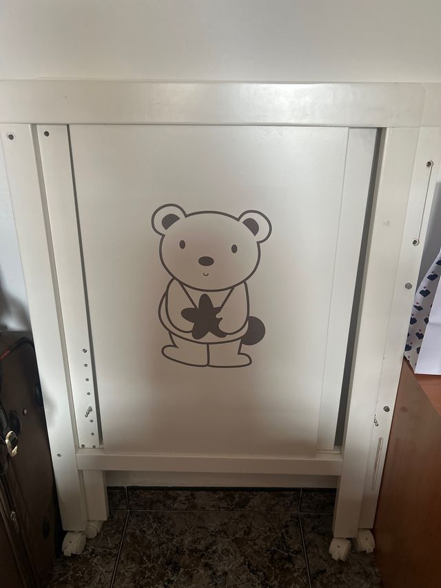 Cuna de madera con osito