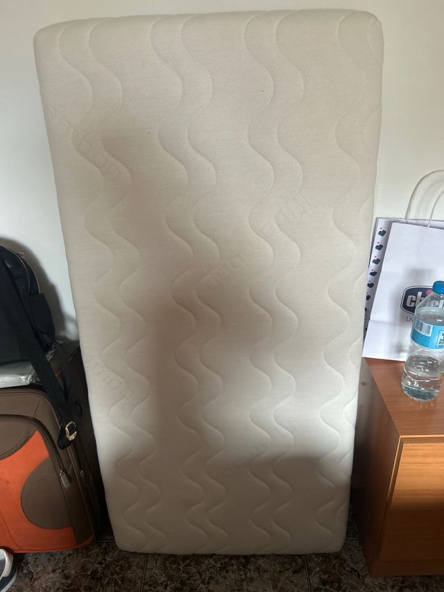 Cuna de madera con osito