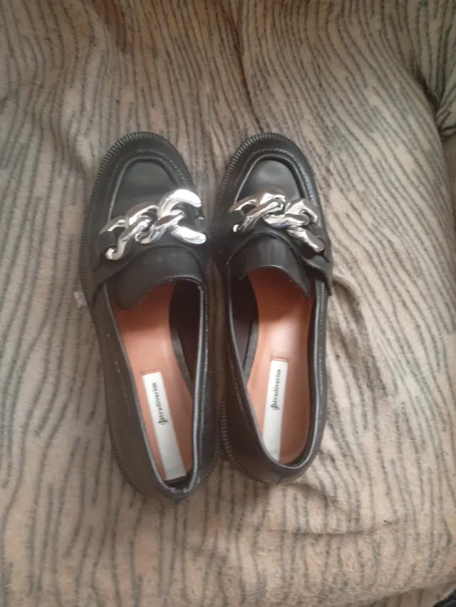 Mocasines Stradivarius negros con cadena plateada