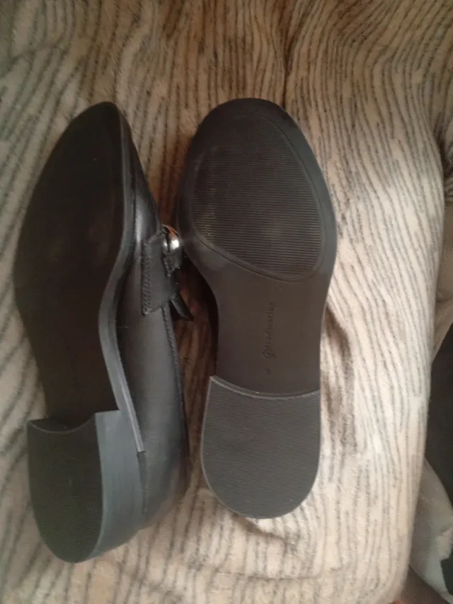 Mocasines Stradivarius negros con cadena plateada