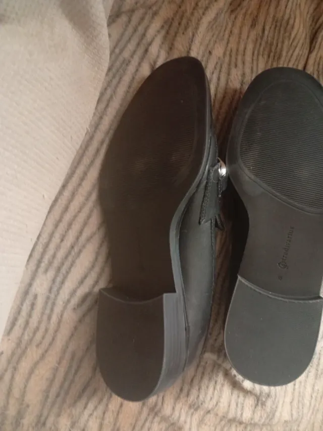 Mocasines Stradivarius negros con cadena plateada
