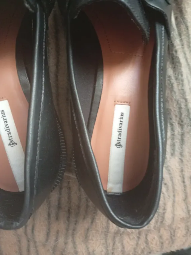 Mocasines Stradivarius negros con cadena plateada