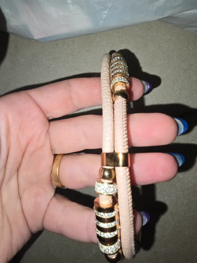 Pulsera Aristos dorada con cristales beige