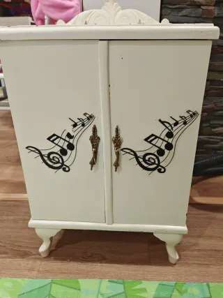 Mesita de noche antigua *LEER