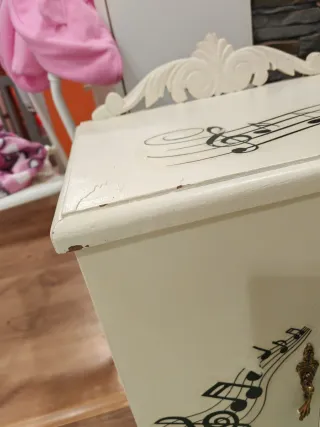 Mesita de noche antigua *LEER