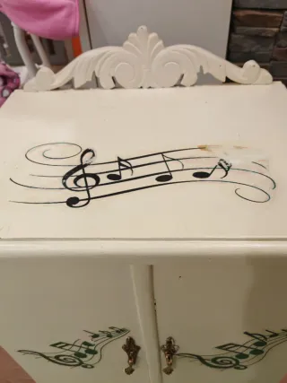 Mesita de noche antigua *LEER