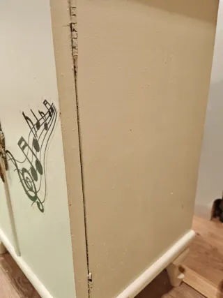 Mesita de noche antigua *LEER