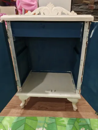 Mesita de noche antigua *LEER