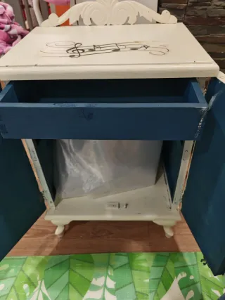 Mesita de noche antigua *LEER