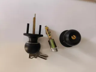 Pomo de puerta con cerradura y llaves