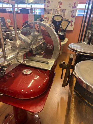 bellissima affettatrice antica a volano