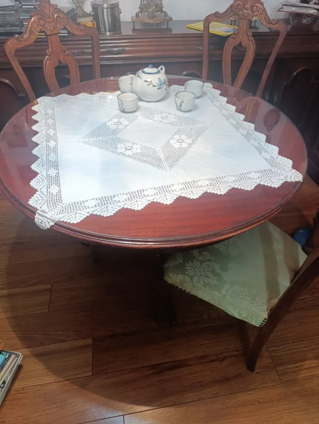 Mesa redonda de madera