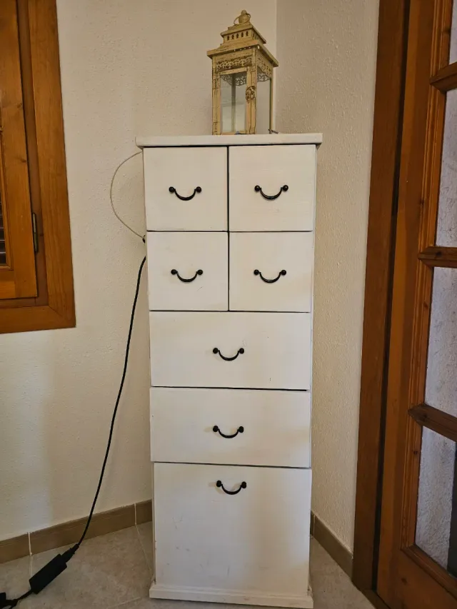 Mueble auxiliar blanco y dorado