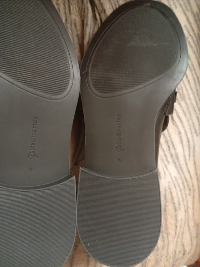 Zapatos negros con cadena