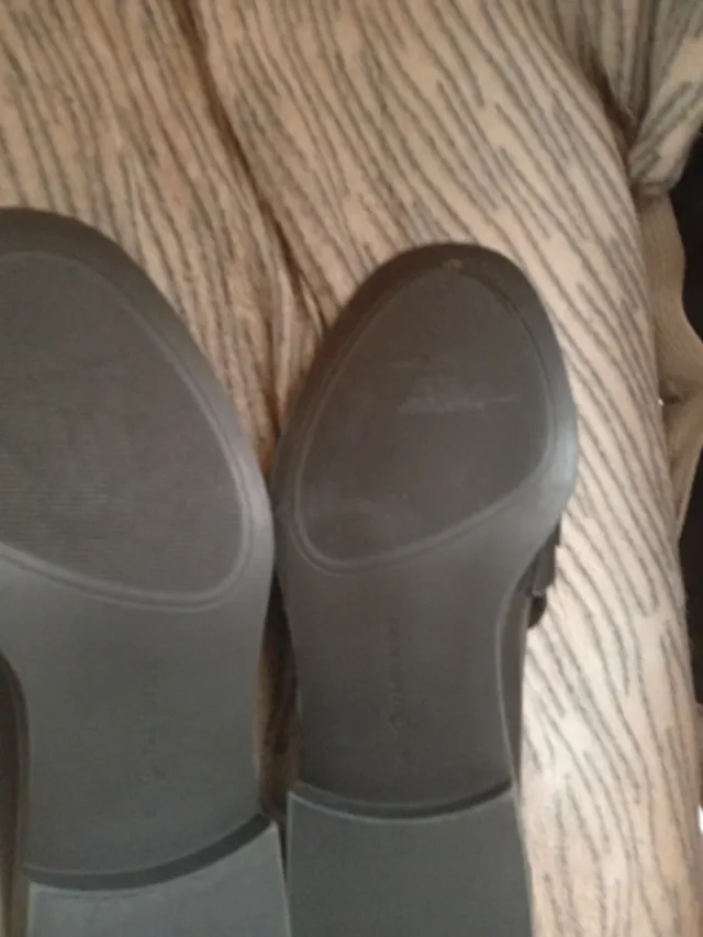 Zapatos negros con cadena