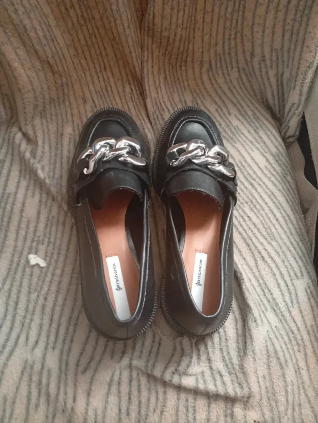 Zapatos negros con cadena