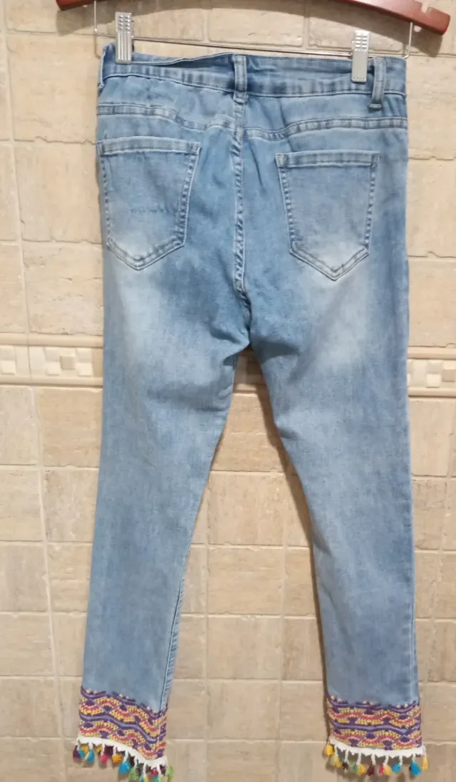 Pantalón vaquero M con bordado y flecos. Elásticos