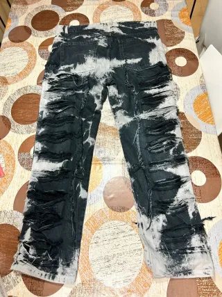 Jeans neri e bianchi strappati