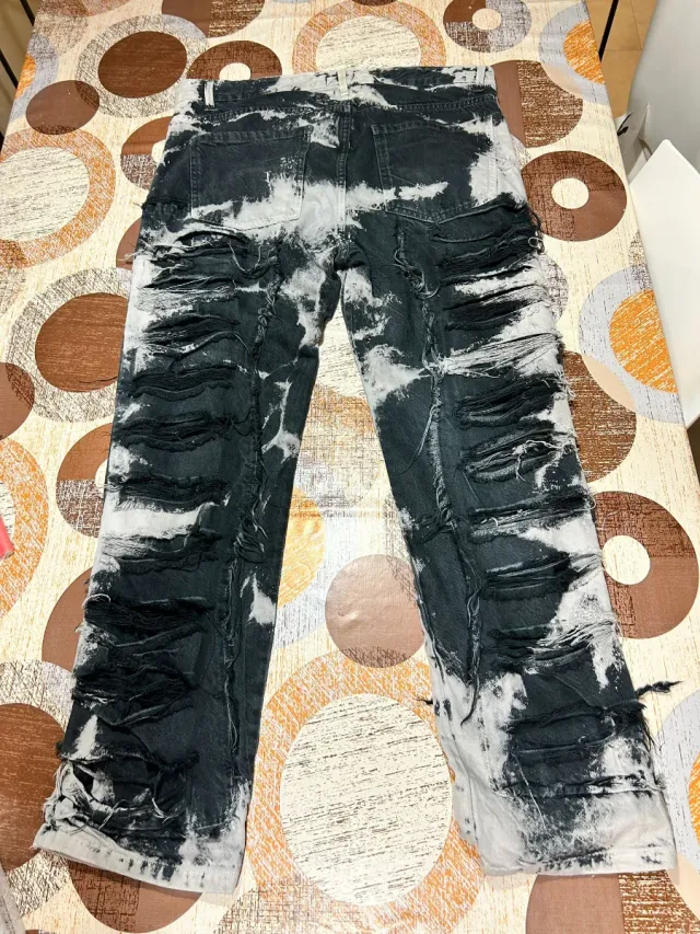 Jeans neri e bianchi strappati